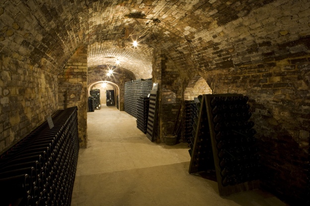 caves onde repousam as garrafas de Champagne enquanto passam pela segunda fermentação.